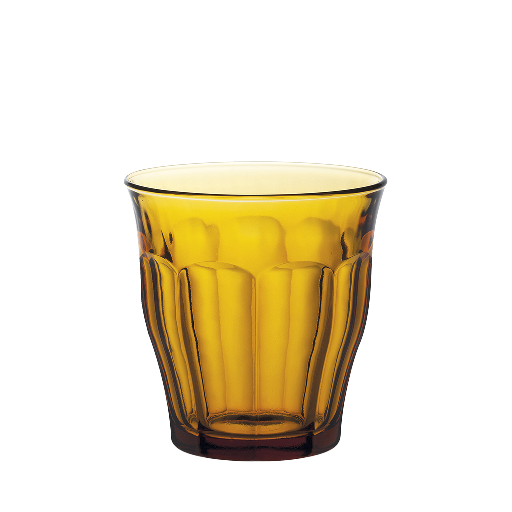 Duralex Le Picardie. An amber yellow short glass tumbler with beveled edges. Un tumbler court en verre jaune vermeil avec des bords biseautés.