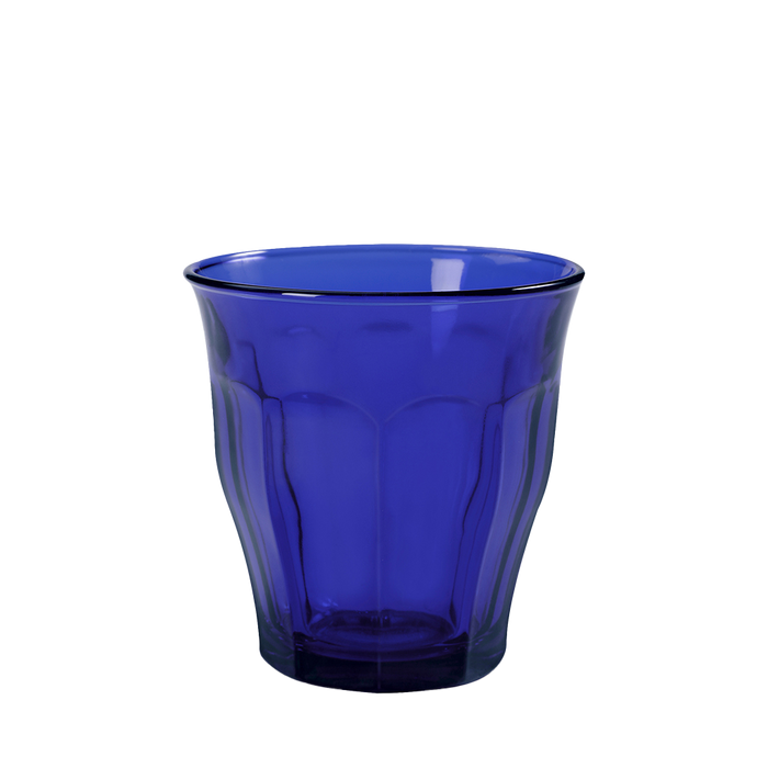Duralex Le Picardie. A sapphire blue short glass tumbler with beveled edges. Un tumbler court en verre bleu saphir avec des bords biseautés