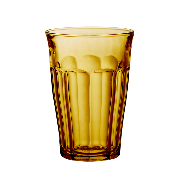 Duralex Le Picardie. An amber yellow tall glass tumbler with beveled edges. Un tumbler haut en verre jaune ambre avec des bords biseautés.