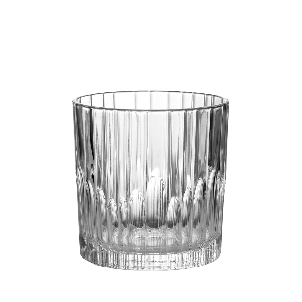Duralex Manhattan. An elegant clear whiskey glass. Un élégant verre à whisky transparent.