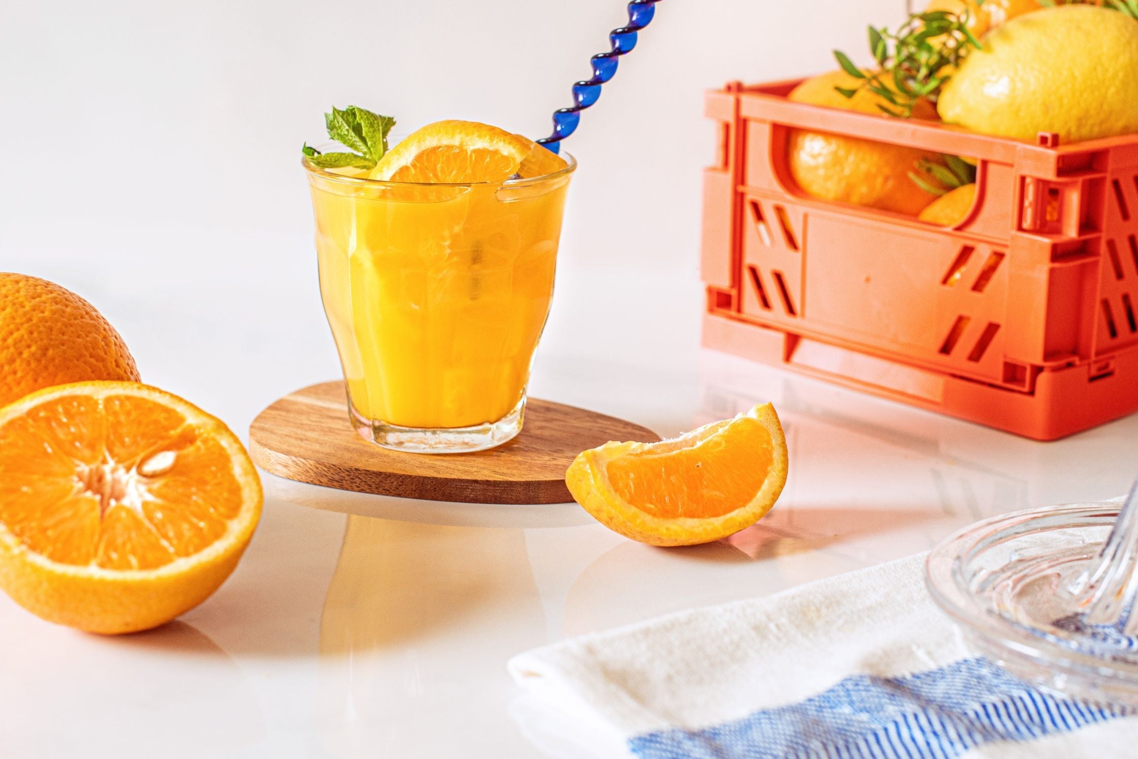 Duralex Le Picardie. Clear short glass tumbler with beveled edges. Le tumbler court en verre transparent avec des bords biseautés.