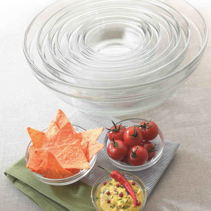 Duralex Gigogne. Nine Clear Glass Stackble Salad and Mixing Bowls. Neuf bols à salade et à mélanger empilables en verre transparent.