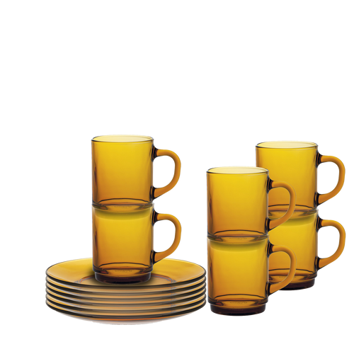 Duralex Lys. 12 Piece Coffee and Cake Set in Amber Yellow. Six amber yellow glass plates, and six amber yellow glass mugs. L'ensemble de café et gâteau de 12 pièces en jaune vermeil. Six assiettes en verre jaune ambre, et six mugs en verre jaune ambre.