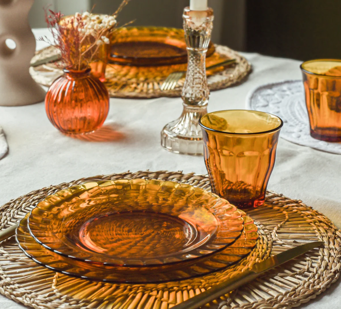 Duralex Le Picardie. Amber yellow glass plate, bowl and tumbler. L'assiette, le bol et le tumbler en verre jaune ambre.