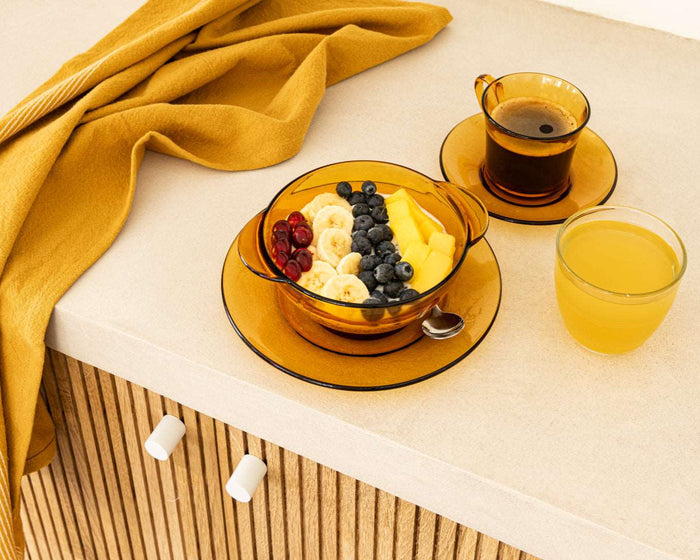 Duralex Lys. Amber Yellow Glass Dinnerware and Tableware Set. Ensemble de vaisselle et de table en verre jaune vermeil.