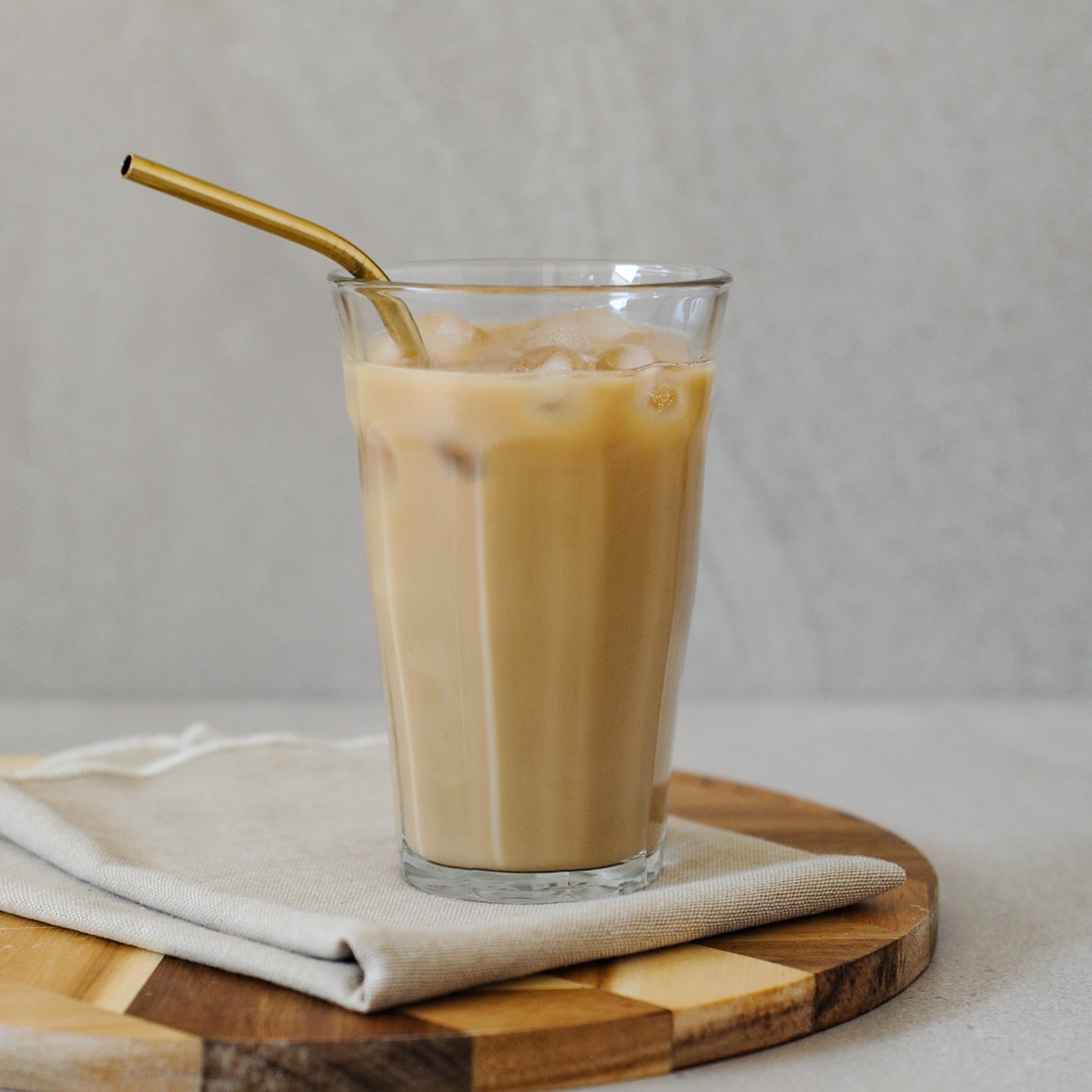 Duralex Le Picardie. Clear tall glass tumbler with beveled edges. Un tumbler haut en verre transparent avec des bords biseautés.