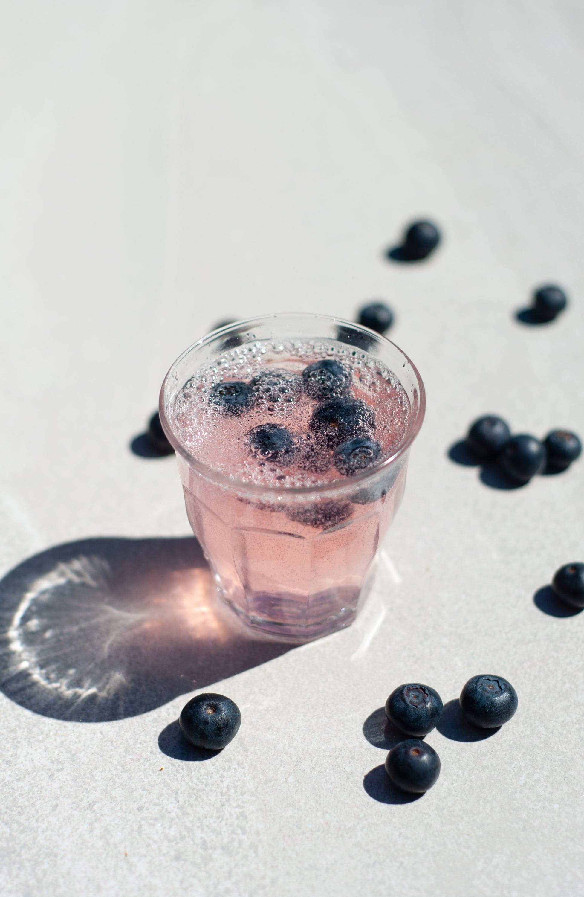 Duralex Le Picardie. Clear short glass tumbler with beveled edges. Un tumbler court en verre transparent avec des bords biseautés.