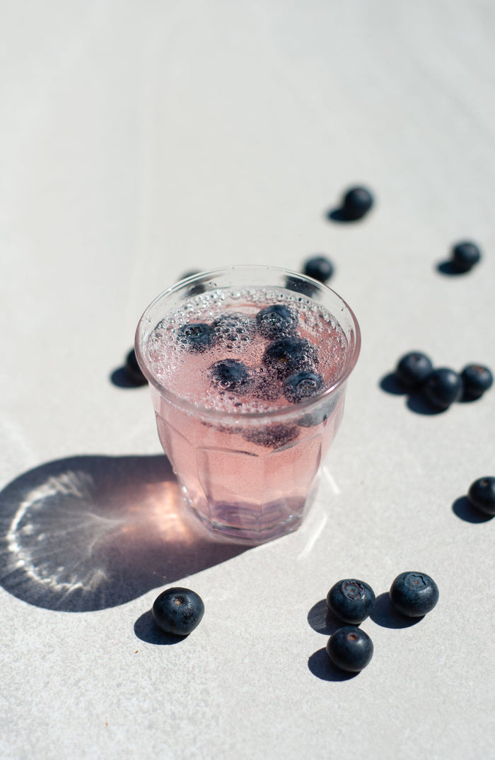 Duralex Le Picardie. Clear short glass tumbler with beveled edges. Un tumbler court en verre transparent avec des bords biseautés.