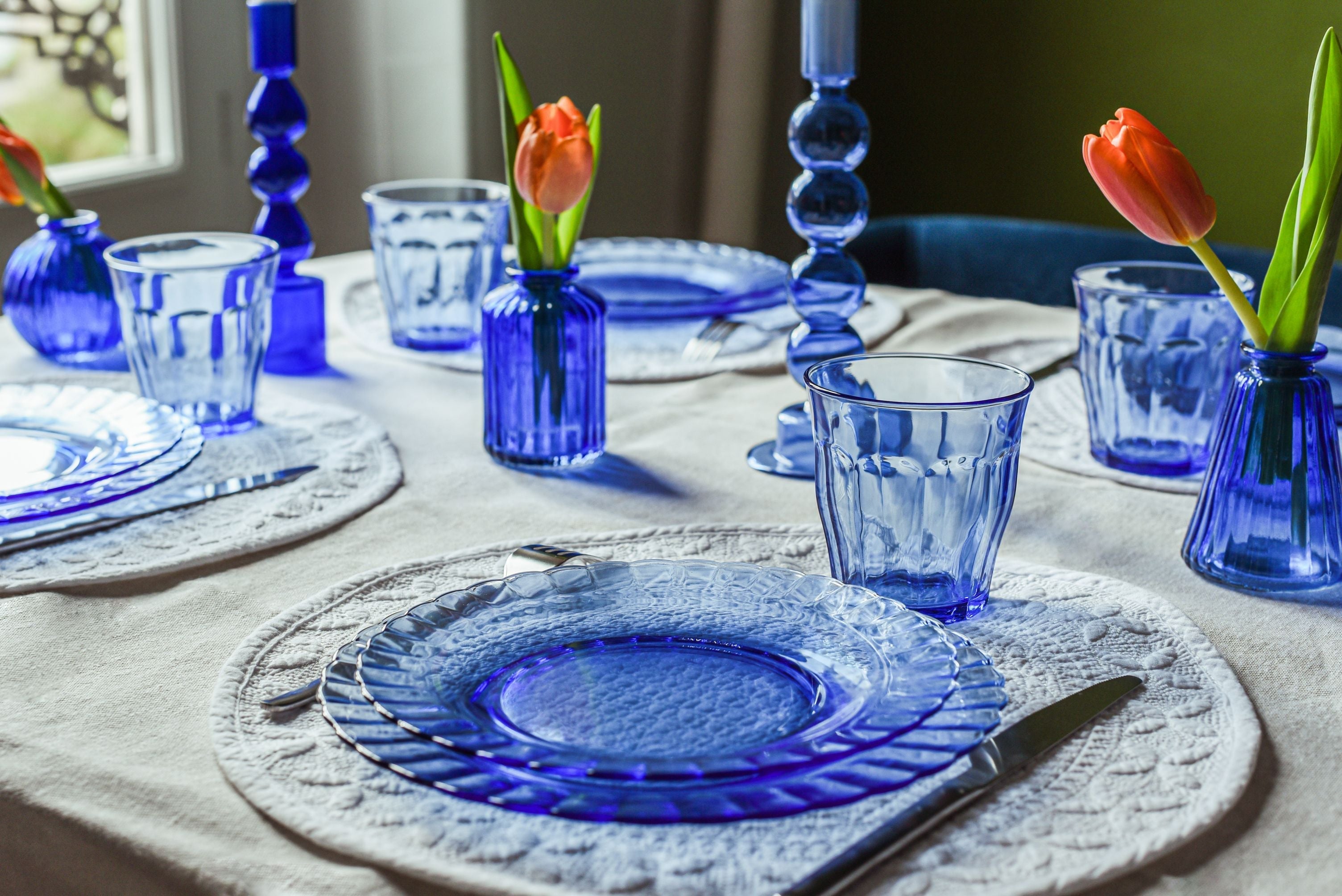 Duralex Le Picardie. The blue marine glass tableware. L'ensemble de vaisselle en verre bleu saphir.