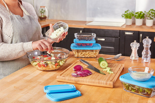 Duralex Freshbox. Clear Glass Bowls with Blue Lids. Les Bols en verre transparent avec des couvercles bleus.