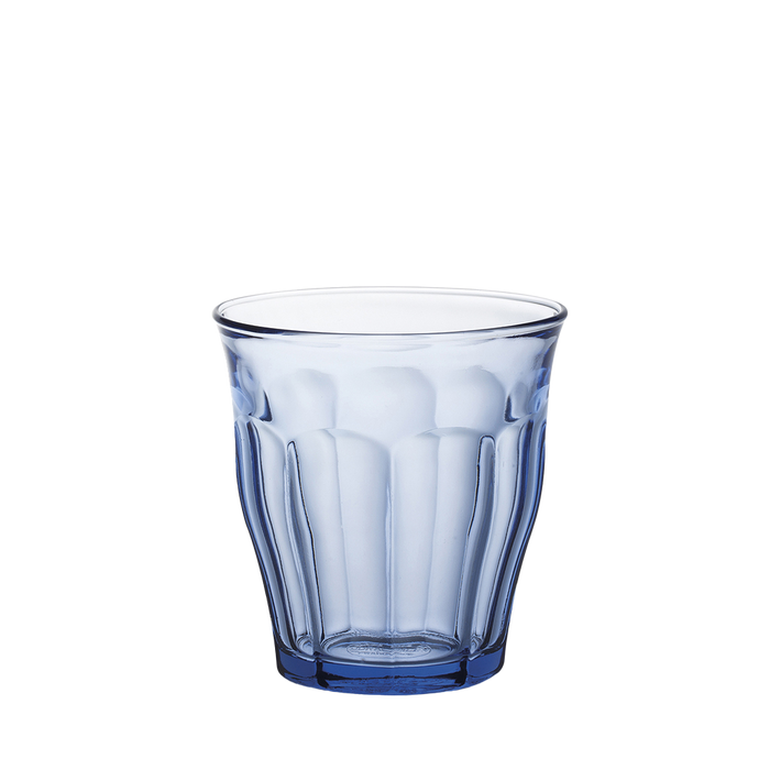 Duralex Le Picardie. The medium sized blue glass tumbler showcasing the beveled curves. Le verre bleu de taille moyenne mettant en valeur les courbes biseautées.