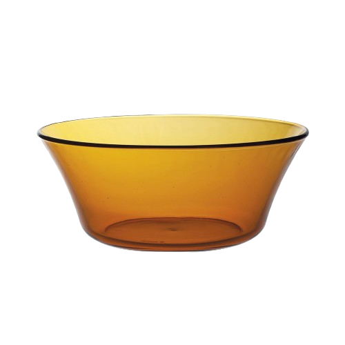 Duralex Lys. A stylish amber yellow salad bowl with a flat base and edges that curves slightly outwards. Un bol à salade chic jaune vermeil avec une base plate et des bords qui s'incurvent légèrement vers l'extérieur.