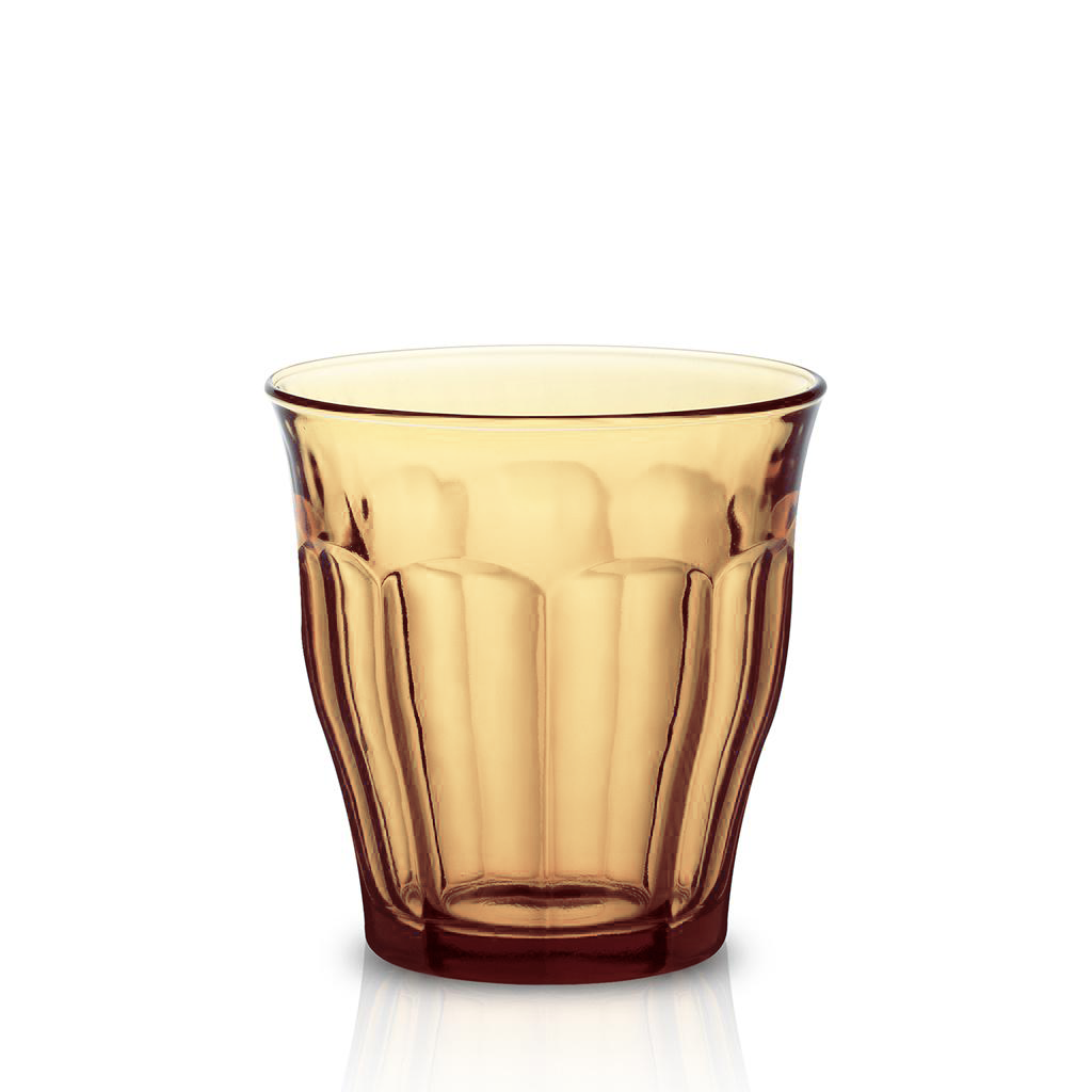 Duralex Le Picardie. An amber yellow short glass tumbler with beveled edges. Un tumbler court en verre jaune vermeil avec des bords biseautés.