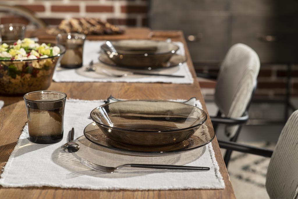 Duralex Lys. The sepia glass tableware set. L'ensemble de vaisselle en verre sépia.