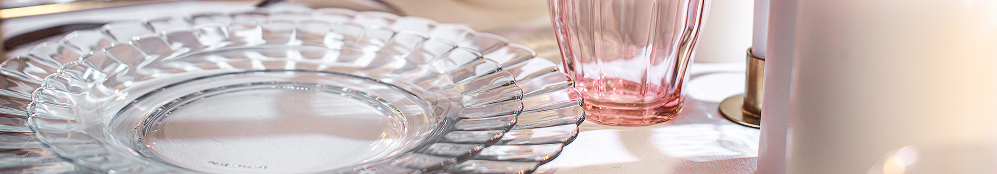 ASSIETTE en verre rose dimensions 23 cms ASSIETTE en verre rose dimensions 23 cms