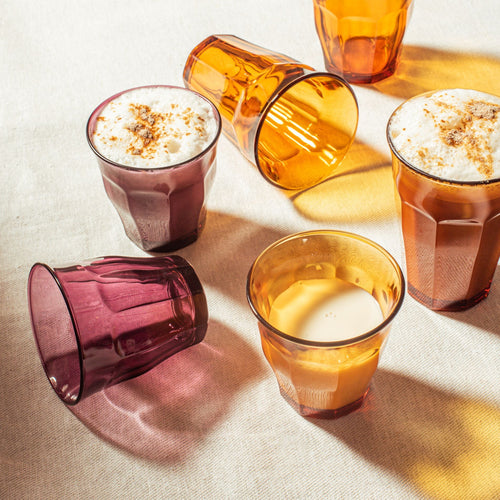 Duralex Le Picardie. Short glass tumbler with bevelled edges in amber yellow and purple. Un tumbler court en verre avec des bords biseautés en jaune vermeil et violet