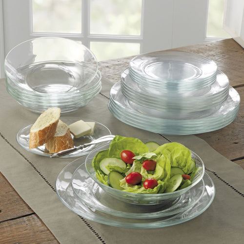 Duralex Lys. 18 Piece clear Glass Dinnerware Set.  Dinner Plates, Dessert Plates, and Soup Bowls. L'ensemble de vaisselle en verre transparent de 18 pièces. Des assiettes à dîner, des assiettes à dessert et des bols à soupe.