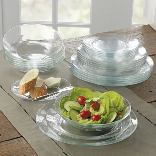 Duralex Lys. 18 Piece Clear Glass Tableware Set - Dinner Plates, Dessert Plates, and Bowls. L'ensemble de vaisselle en verre transparent de 18 pièces - des assiettes à dîner, des assiettes à dessert et des bols.