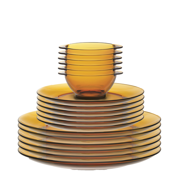 Duralex Lys. 18 Piece Amber Yellow Glass Dinnerware Tableware Set- Dinner Plates, Dessert Plates, Bowls with Handles. L'ensemble de vaisselle en verre jaune ambré de 18 pièces - des assiettes à dîner, des assiettes à dessert, et des bols à oreilles.